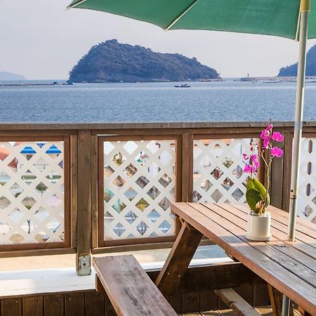 Namhae Hoho Flower Pension Екстериор снимка