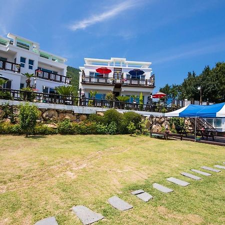 Namhae Hoho Flower Pension Екстериор снимка